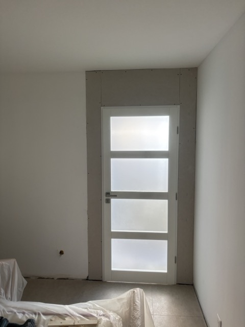 travaux d'une entrée, avec installation de porte