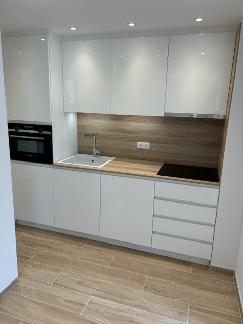 travaux sol dans une cuisine moderne